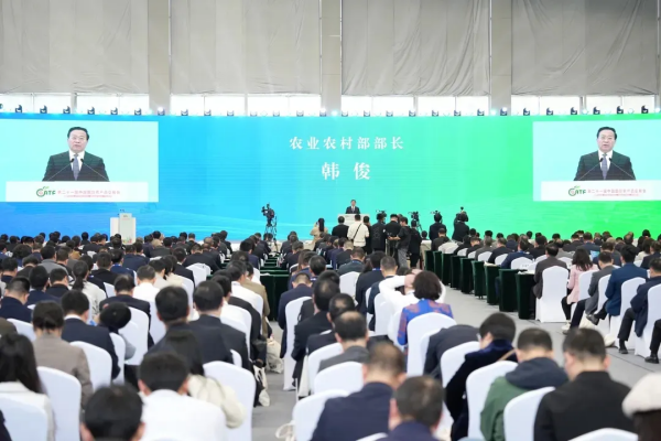 農(nóng)業(yè)農(nóng)村部黨組書記、部長韓?。喊l(fā)展智慧農(nóng)業(yè)，以農(nóng)業(yè)新質(zhì)生產(chǎn)力驅(qū)動現(xiàn)代農(nóng)業(yè)建設(shè)