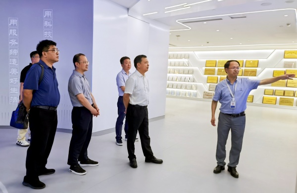 拱墅區(qū)人大常委會黨組書記、主任鮑一飛帶隊走訪托普云農(nóng)